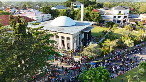 Ramadan Berbagi di Masjid Agung Pangandaran: Kolaborasi Polisi Militer dan Yayasan Mutiara Sunnah Salurkan Ribuan Paket Iftar